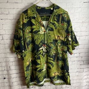 Tommy Bahama size large toucan Santa print short sleeve button down shirt